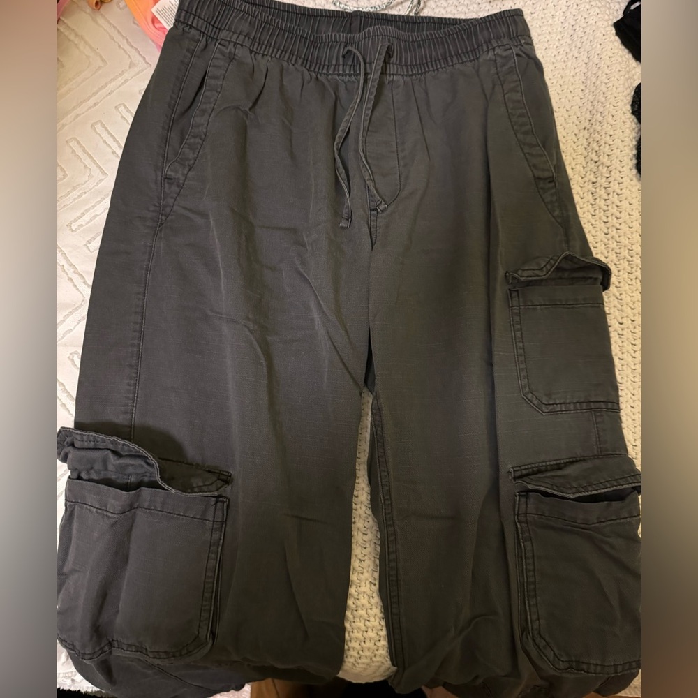 Old navy cargo pants. Size small
